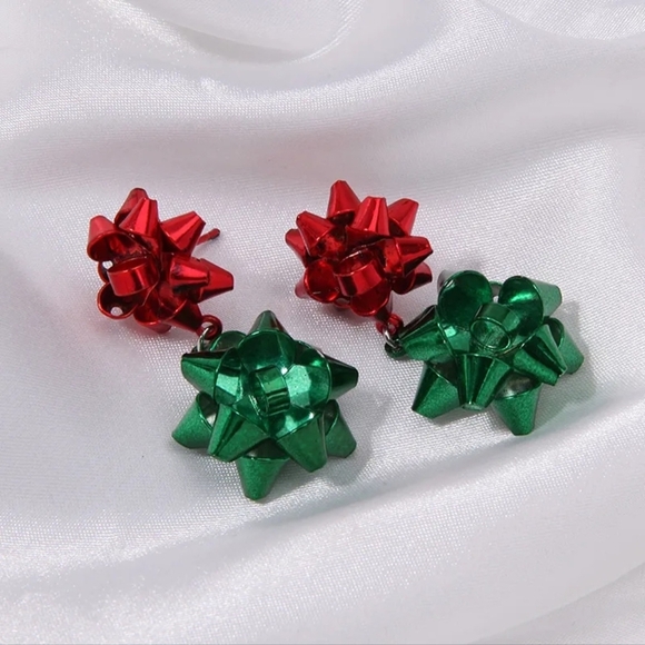 Festive Red and Green Christmas Bow Earrings - Picture 9 of 11
